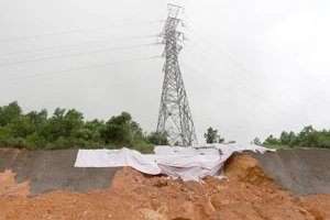 Cao tốc Hạ Long-Vân Đồn hư hại sau mưa lớn