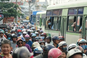 Kẹt xe 5km ở huyện Bình Chánh do một vụ tai nạn