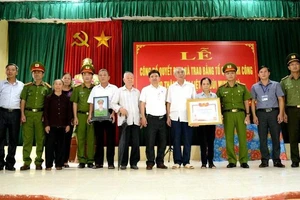 Trao bằng Tổ quốc ghi công cho gia đình liệt sĩ Bùi Minh Quý
