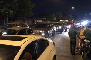 Tài xế cãi nhau sau va chạm, đường Phạm Văn Đồng kẹt nhiều giờ