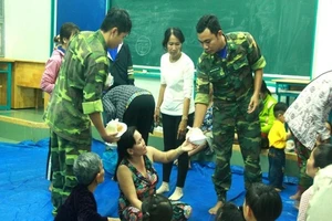 TP.HCM: Phát cơm, sữa miễn phí cho người dân trú bão