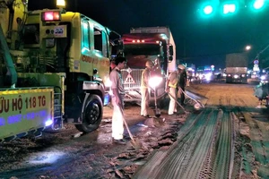 CSGT đẩy xe rùa đi rải cát sau tai nạn trên quốc lộ 1A