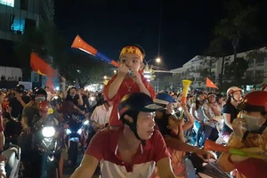 Cờ đỏ sao vàng tràn ngập, CĐV hô vang Việt Nam vô địch