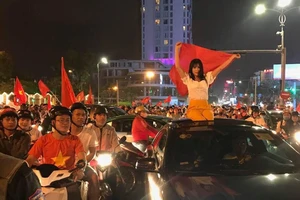 Cổ động viên cả nước tràn ra đường mừng chiến thắng