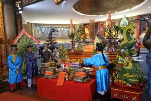 Lãnh đạo và người dân TP.HCM dâng lễ Hùng Vương ngày giáp Tết 