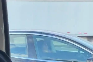 Tài xế ngủ vô tư khi ô tô chạy vận tốc 120 km/h