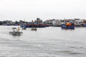 Quảng Ngãi: Nhiều tàu thuyền bị chìm vì sóng lớn