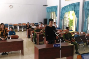 Hành động ngay sau khi người phụ nữ mở cốp xe máy