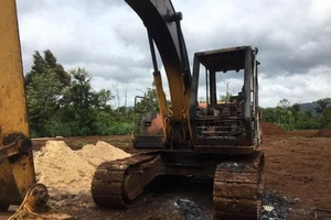 Xe múc hàng trăm triệu đồng bị kẻ xấu đốt cháy đen