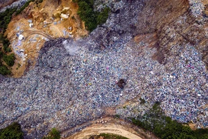 Núi rác Cam Ly sạt lở chôn lấp đất đai, hoa màu của người dân