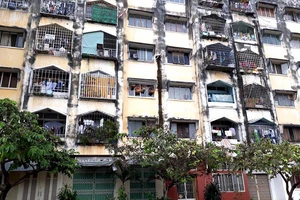 TP.HCM di dời khẩn cấp người dân khỏi chung cư chờ sập
