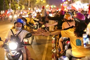 Cả nước đổ ra đường mừng HCV SEA Games lịch sử của U-22 VN