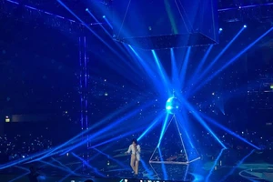 Sau cú ngã từ sân khấu xuống đất, Vũ Cát Tường loạng choạng trở lại sân khấu