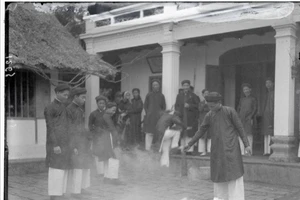 Đốt pháo ngày Tết ở Nam Kỳ xưa. Ảnh tư liệu