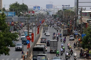 Đường phố tại TP.HCM đông đúc trở lại sau ngày 22-4. Ảnh: Hoàng Giang 