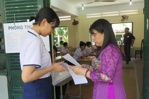 Tuyển sinh 10: Thí sinh hồ hởi trước giờ thi Ngoại ngữ