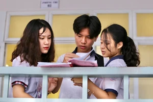 Thí sinh thi vào lớp 10 tại điểm thi THCS Đống Đa, quận Bình Thạnh. Ảnh: Hoàng Giang 