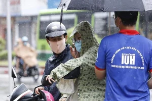 Thí sinh đội mưa đến trường thi môn Toán 