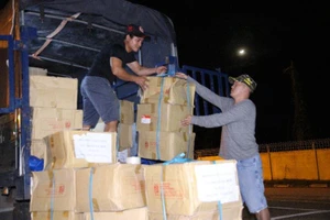 Hàng ngàn phần quà theo chân nghệ sĩ đến miền Trung