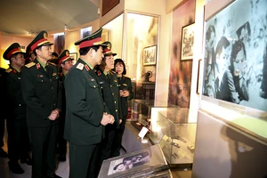 Đại tướng Ngô Xuân Lịch tham quan Bảo tàng Đặc công. Ảnh: VGP