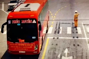 Xúc động hình ảnh CSGT chào đoàn chi viện Quảng Ninh