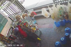 Camera ghi cảnh kẻ gian trộm hàng chục triệu 1 cửa tiệm ở Đồng Nai