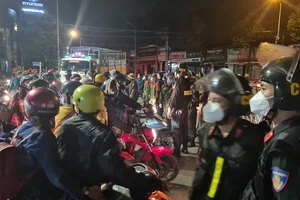 Tối 1-10, hàng trăm người về quê miền Tây bị chặn tại Bình Dương