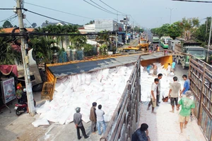 Container lao vào biệt thự, bột mỳ tràn trắng đường