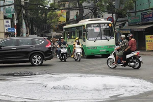 Bọt tuyết lạ xuất hiện trên phố