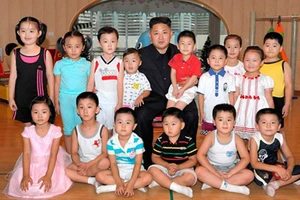 Lãnh tụ Kim Jong-un dùng máy bay quân sự phát kẹo cho trẻ em 