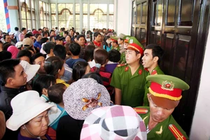  Lập rào chắn để bảo đảm an toàn cho phiên tòa