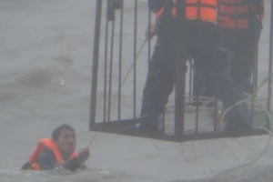 Cứu 8 công nhân bị chìm xà lan trên biển