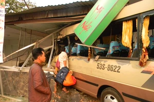 Xe khách tông vào nhà dân, 11 người bị thương