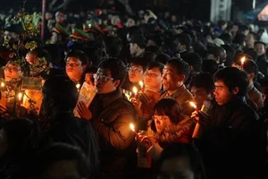 Đền Trần “chấn động” vì “bão người” cướp lộc