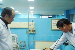 Cứu sống người bệnh bị máy cắt cỏ cắt gần nửa bụng 