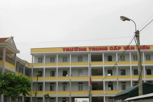 Vắng hiệu trưởng, hơn 400 sinh viên bị treo bằng 