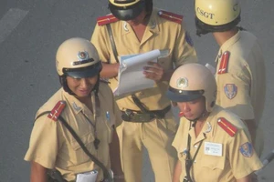 CSGT Hàng Xanh thản nhiên vạch ví lấy tiền người đi đường! 