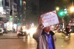 Xôn xao về chàng trai làm 'biển báo sống' giữa phố Hà Nội