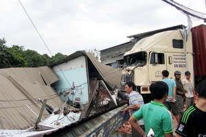 Xe đầu kéo đâm sập ba căn nhà ở Thủ Đức