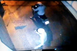 Đêm khuya, kẻ lạ đến khóa cửa ngoài