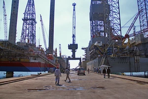 Mỹ choáng váng trước tàu sân bay bí ẩn của Iran