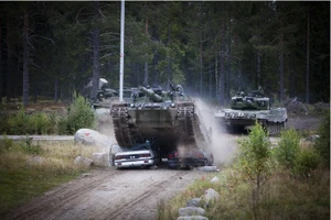 Siêu tăng Leopard 2A4 nghiền nát cùng lúc 2 ô tô