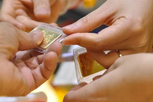 Giá vàng tiếp tục giảm