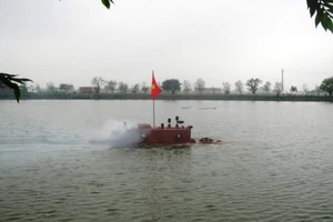 Chùm ảnh Tàu ngầm Trường Sa chạy thử nghiệm trên hồ