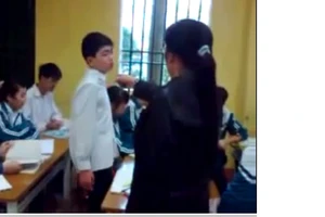 Nam sinh chửi cô, giáo viên bắt trò tát nhau