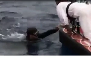 Clip thợ lặn tìm kiếm máy bay mất tích 