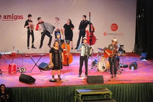 Ban nhạc The Amigos làm nóng sân khấu Festival Huế