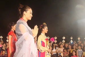 Ngắm những người đẹp Châu Á ở Kinh thành Huế