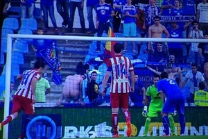 Cổ động viên tụt quần "ám quẻ" khiến Costa đá hụt 11m