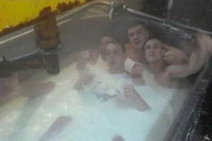 Nhà máy sữa Nga đóng cửa vì công nhân tắm trong… sữa